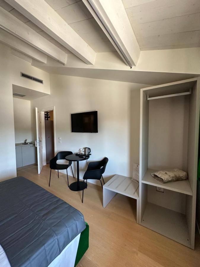 C House Rooms Lake Peschiera del Garda Exteriör bild