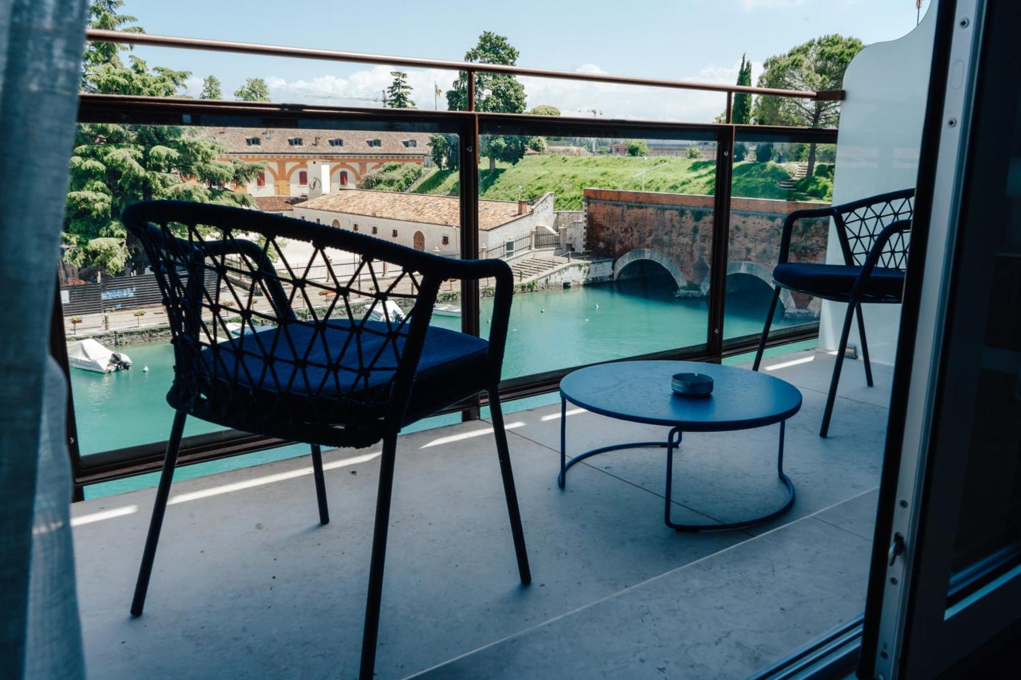 C House Rooms Lake Peschiera del Garda Exteriör bild