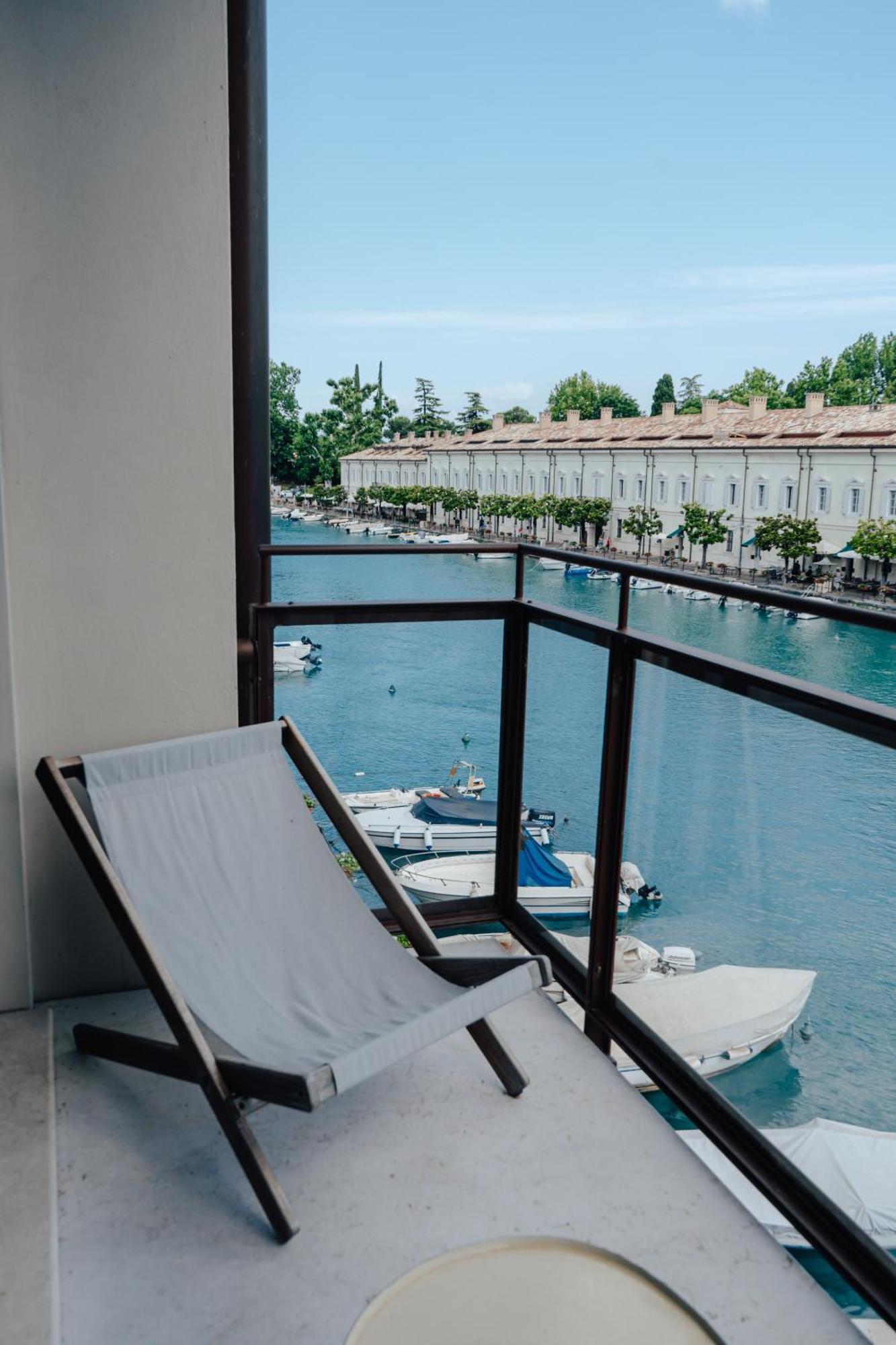 C House Rooms Lake Peschiera del Garda Exteriör bild