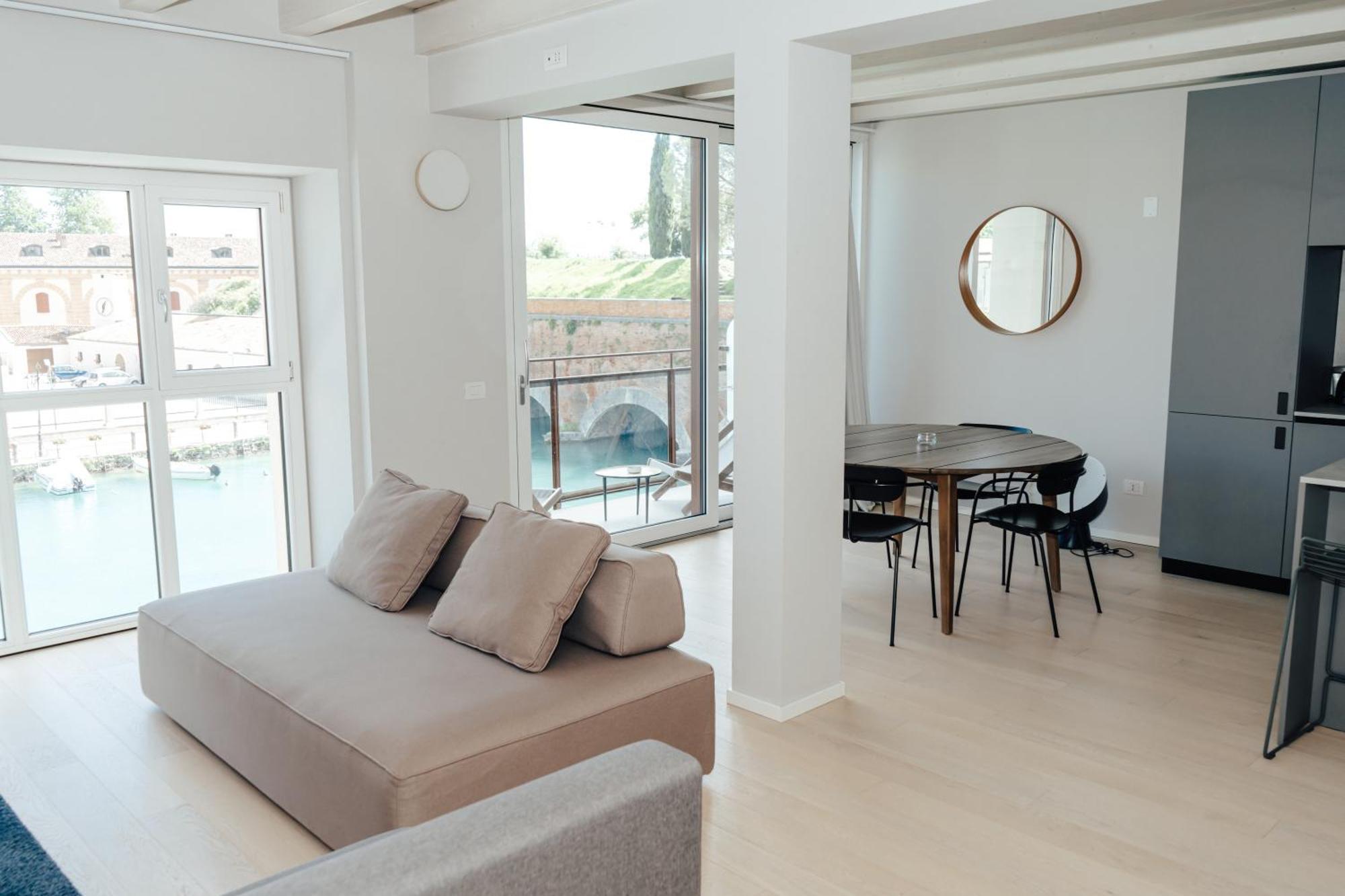 C House Rooms Lake Peschiera del Garda Exteriör bild