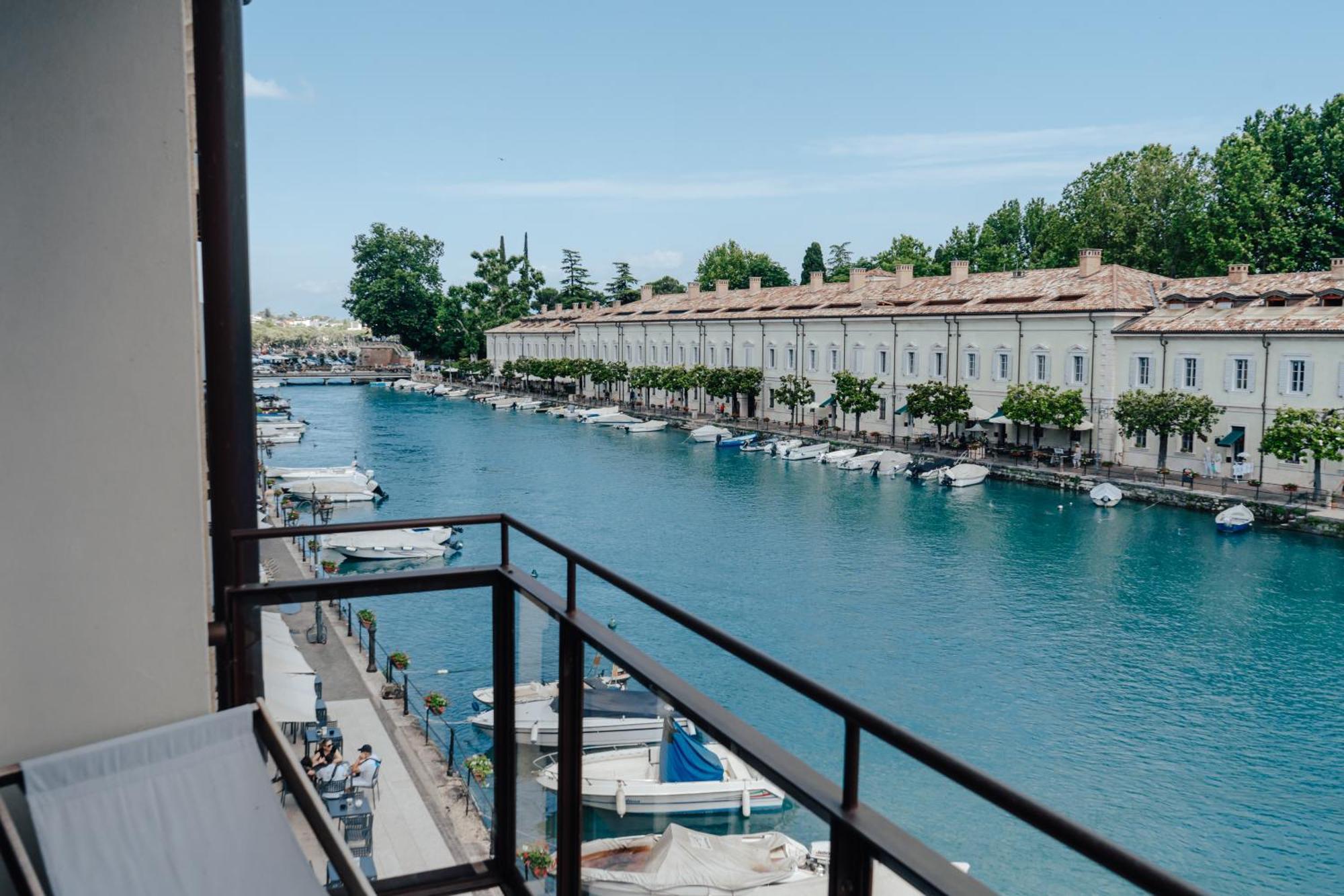 C House Rooms Lake Peschiera del Garda Exteriör bild