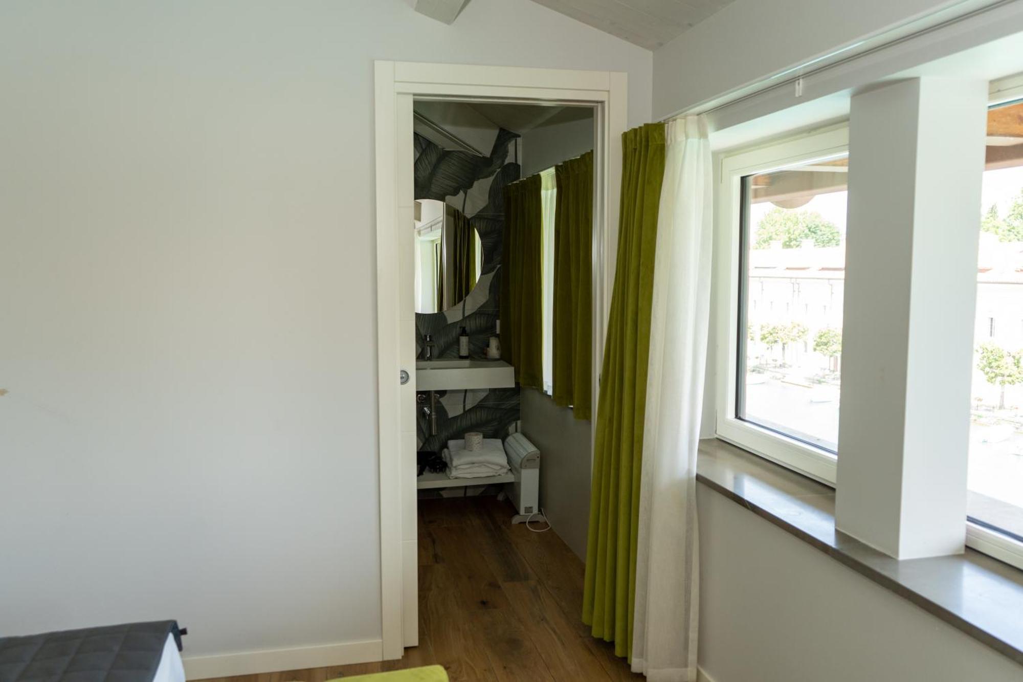 C House Rooms Lake Peschiera del Garda Exteriör bild