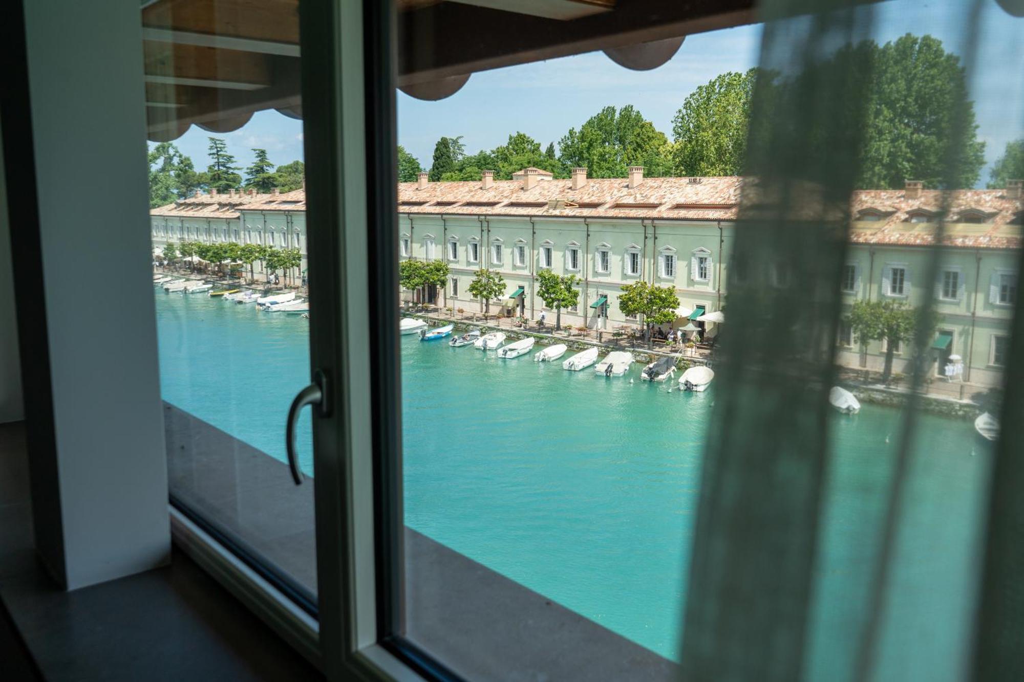 C House Rooms Lake Peschiera del Garda Exteriör bild