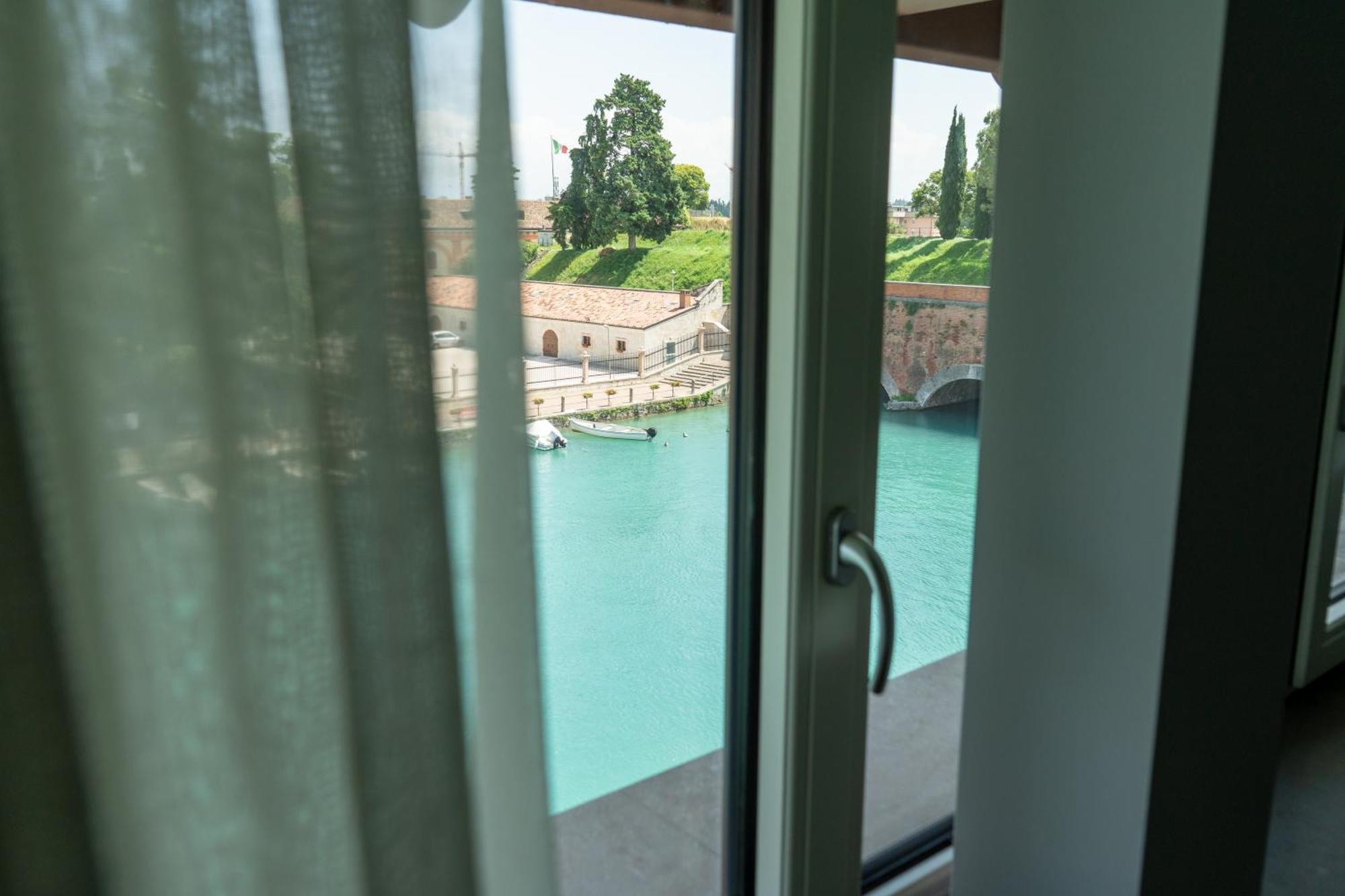 C House Rooms Lake Peschiera del Garda Exteriör bild