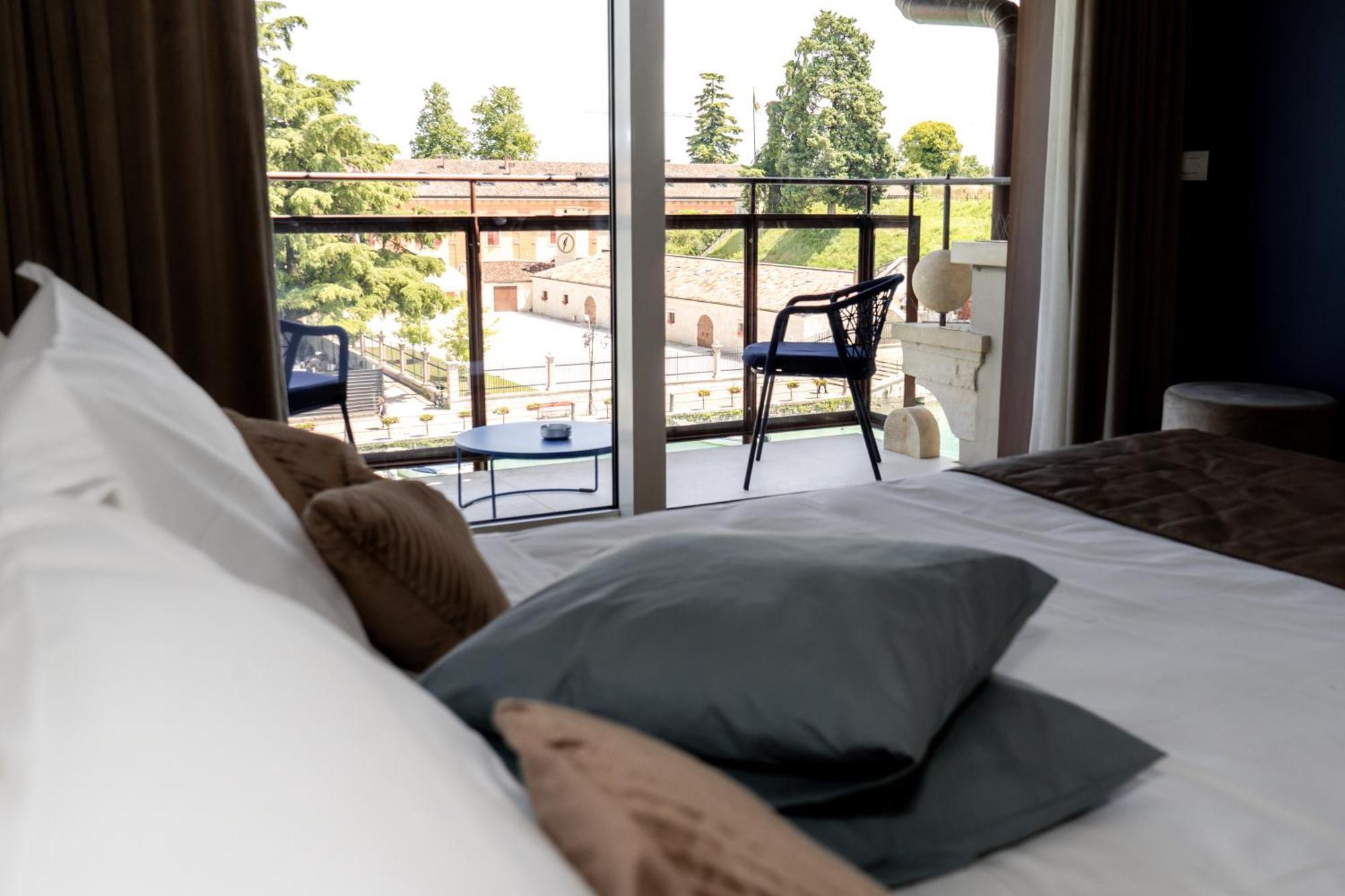 C House Rooms Lake Peschiera del Garda Exteriör bild