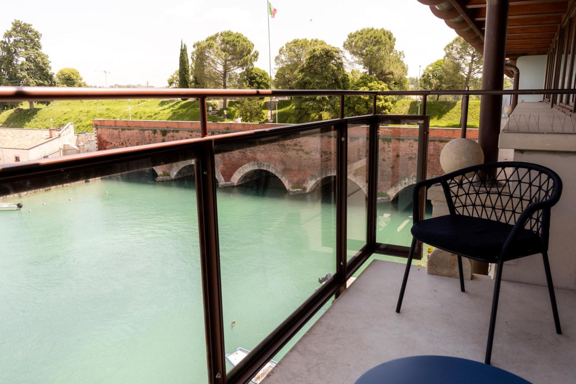 C House Rooms Lake Peschiera del Garda Exteriör bild