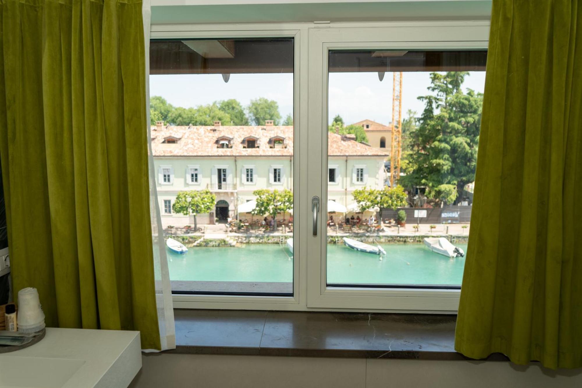 C House Rooms Lake Peschiera del Garda Exteriör bild