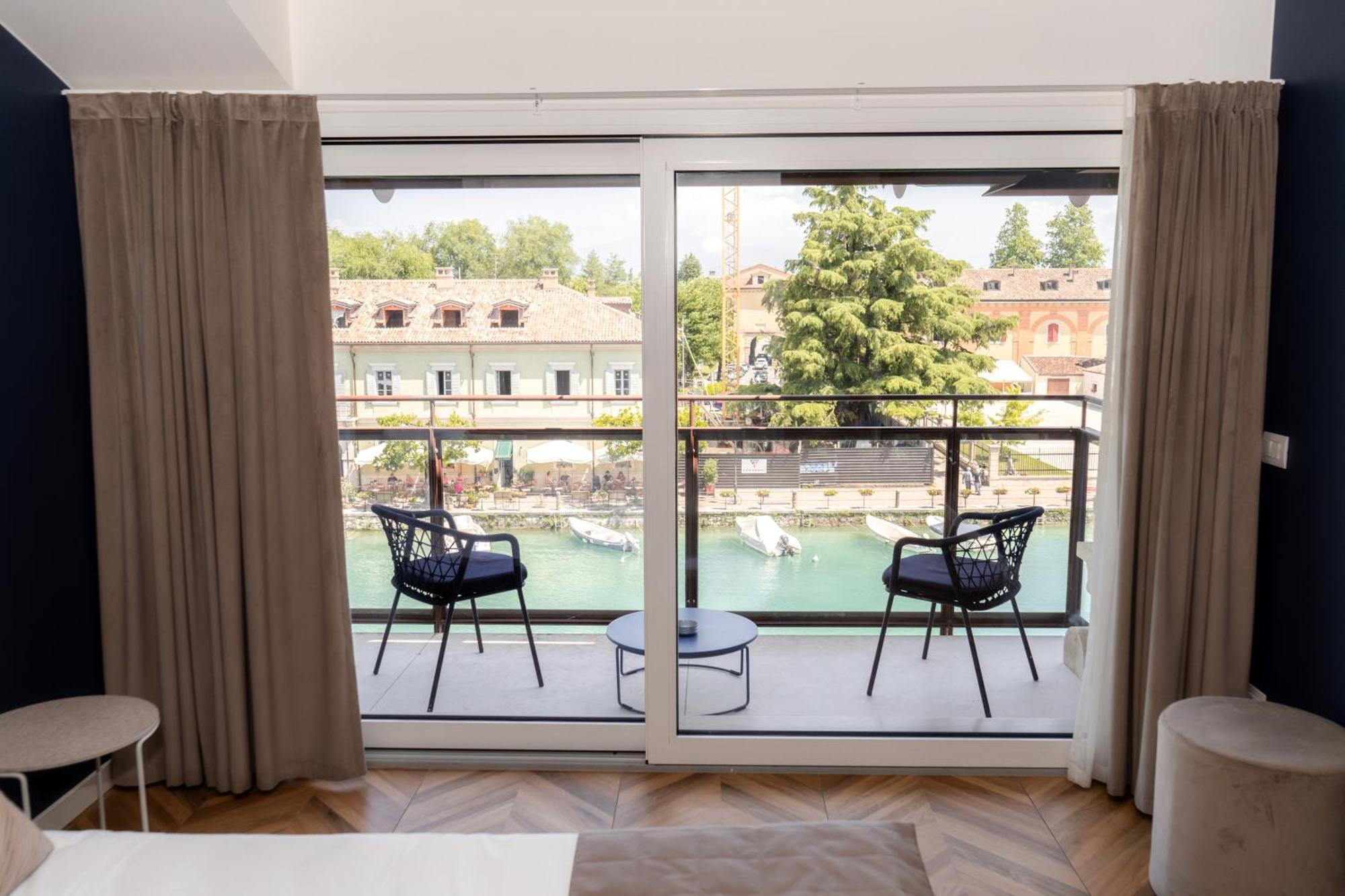 C House Rooms Lake Peschiera del Garda Exteriör bild