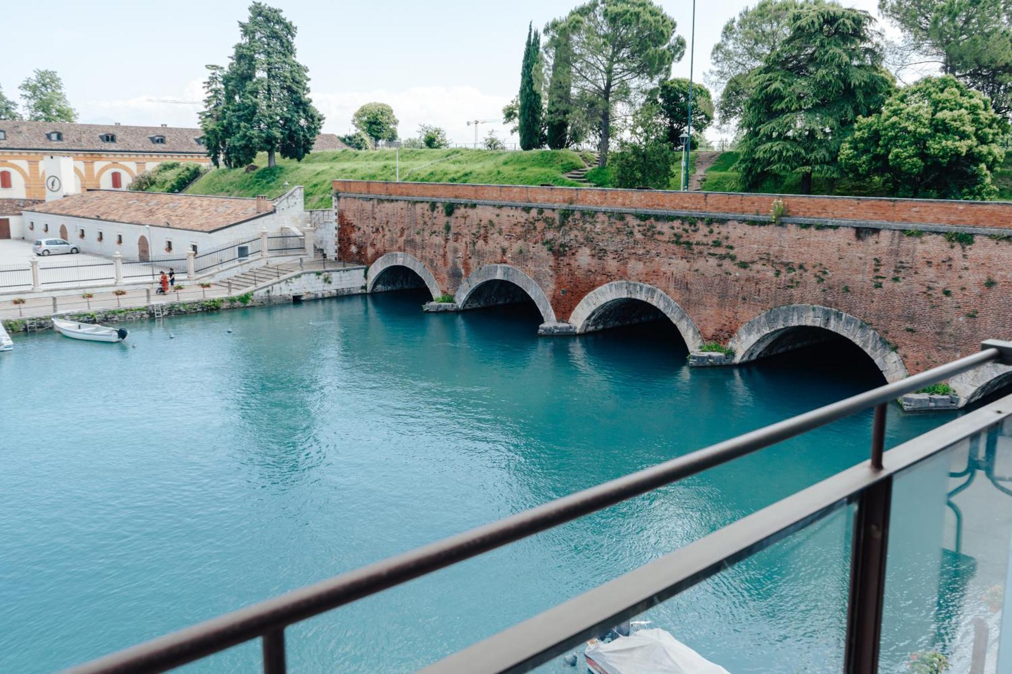 C House Rooms Lake Peschiera del Garda Exteriör bild